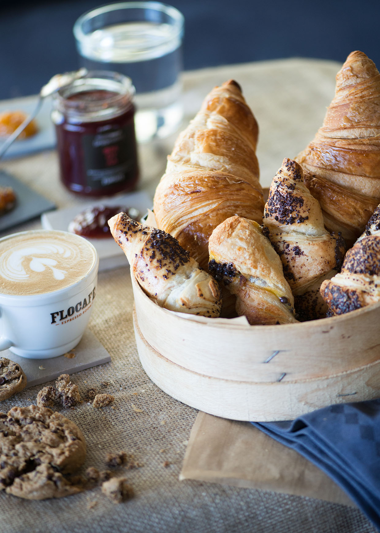 Φλιτζάνι cappuccino Flocafe με συνδυασμό από κρουασάν βουτύρου και σοκολάτας