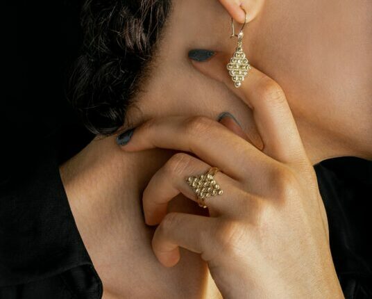 γυναίκα με κόσμημα δαχτυλίδι και σκουλαρίκι