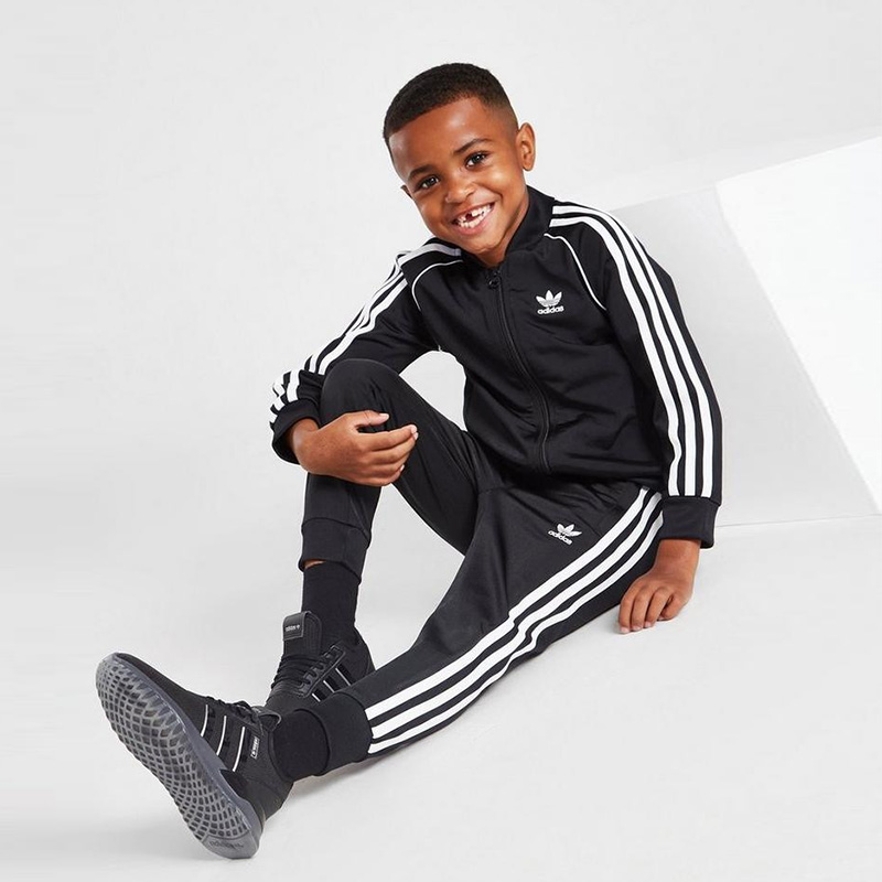Κλασσικό παιδικό αθλητικό σετ Adidas σε μαύρο χρώμα με λευκές λωρίδες